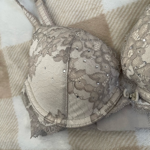 Victoria's Secret Lace Bra in Cream and Tan - Picture 2 of 7
